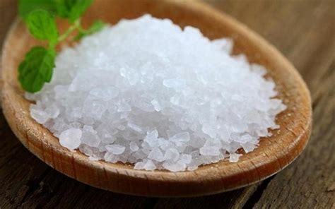 چرا باید قبل و بعد از غذا نمک بخوریم؟ بهداشت نیوز