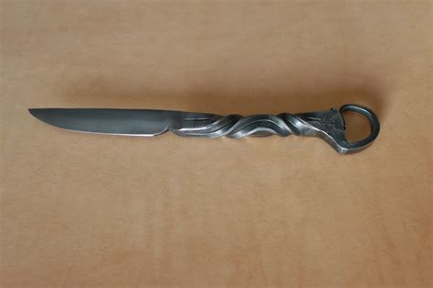 This is an easy blacksmithing tutorial. Forge of Echos!: Grooved and Twisted Railroad Spike Knife!
