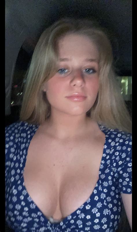 Sexy blonde : r/clothedwomen