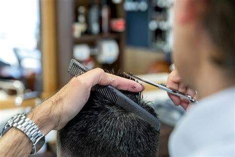 Confinement : Un coiffeur épinglé pour ses pratiques ...