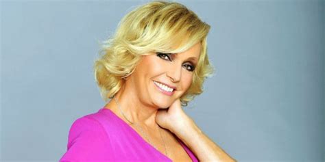 Od dětství hrála na klavír a zpívala, v roce 1964 vyhrála pěveckou soutěž hledáme nové talenty. Who is Helena Vondrácková dating? Helena Vondrácková boyfriend, husband