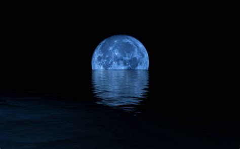 Full Blue Moon Over Water With Reflections — Stock Photo © Danielkrol85