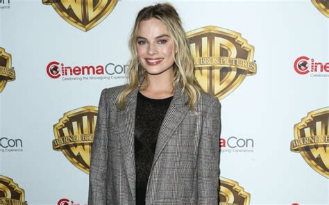 Margot Robbie Wears Fall 16 Isabel Marant At Cinemacon Photos