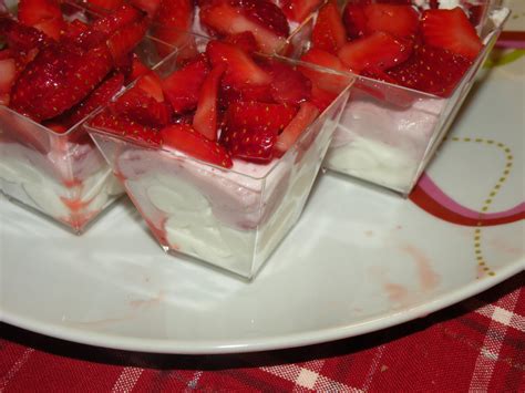 La mousse di ricotta è la ricetta ideale per un dolce veloce, semplice da preparare, fresco e senza sensi di colpa: Guantoni in cucina: Bicchierini di mousse di ricotta e fragole