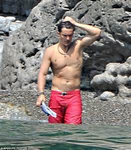 Orlando Bloom Goes Shirtless As He Shows Off His Physique In Italy Daily Mail Online