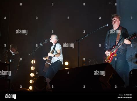 The Band Travis L R Fran Healy Hi Res Stock Photography And Images Alamy
