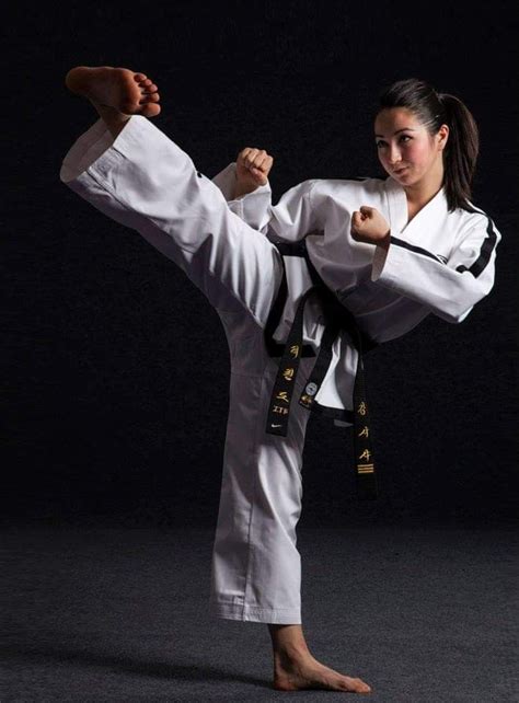 Pin By Not Sure On Martial Art Girls [ Poses ] Women Karate Martial Arts Women Female