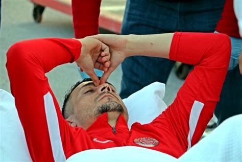 Denizlispor maçında sakatlanan Jahovic en az 3 hafta oynayamayacak