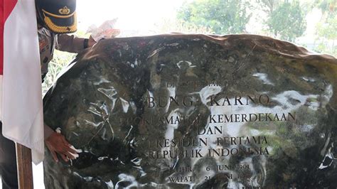 Berkunjung Ke Rumah Singgah Dan Makam Soekarno Foto