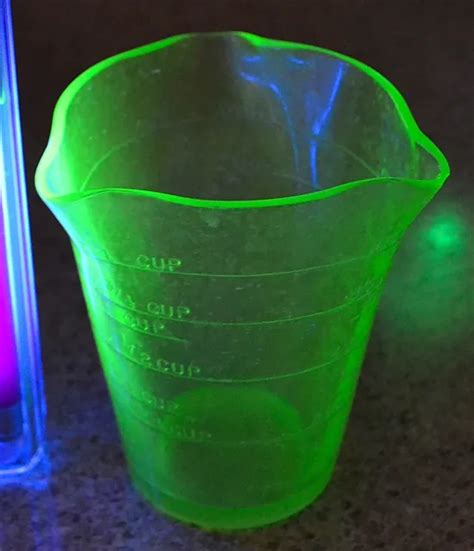 Vintage Vaseline Green Depression Uranium Glass Spout Measuring Cup