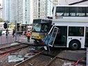屯門輕鐵與接駁巴士相撞出軌多人傷 - 香港經濟日報 - TOPick - 新聞 - 社會 - D141121