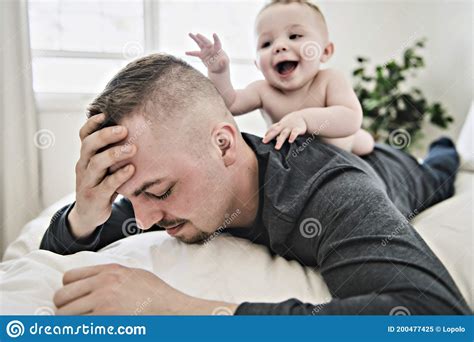 Padre Cansado Duerme Pero Su Bebé Lo Interfiere El Joven Y Feliz Padre