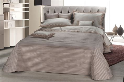 Cerchiamo allora di rendere questo rito il più gradevole e rilassante possibile, scegliendo innanzitutto biancheria bella e confortevole, dai tessuti allegri e coloratissimi, e confezionata dalle più famose aziende del settore. Biancheria per la casa Pistoia Toscana Biancheria di lusso ...