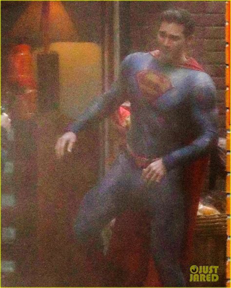Tyler Hoechlin Debuts New Superman Suit On Set Of Superman And Lois In Vancouver Photo 4507324