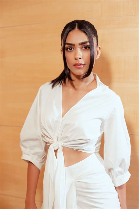 Mrunal Thakur 2000×3000 Ruhqdesi