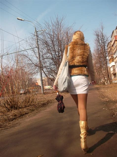 ФотоМафия • Девушка на улице в белой мини юбке • Клуб фотоохотников на