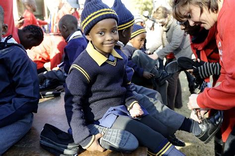 South Africans Mark Nelson Mandelas Birthday With 67 Minutes Of Good Deeds