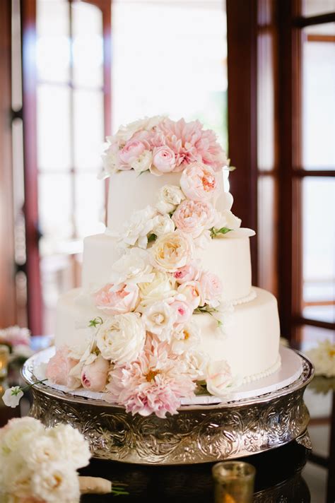 Wedding Cake With Fresh Flowers Elizabeth Anne Designs