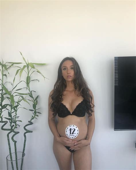 Brunette Beauty Stella Maeve Shows Her Sideboob And Shares Her Pregnant