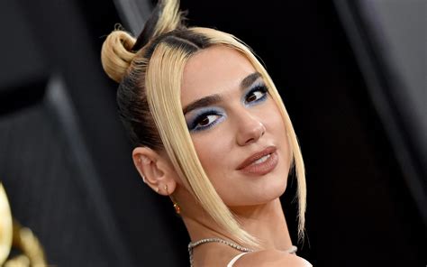 After working as a model, she signed with warner bros. Dua Lipa shows what the most fashionable jeans of 2020 ...
