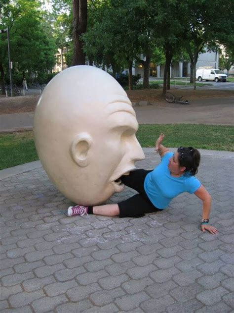 Pictures That Prove Posing With Sculptures Is Really Fun