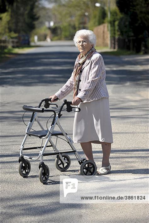 Seniorin geht mit Rollator spazieren - Lizenzpflichtiges Bild ...