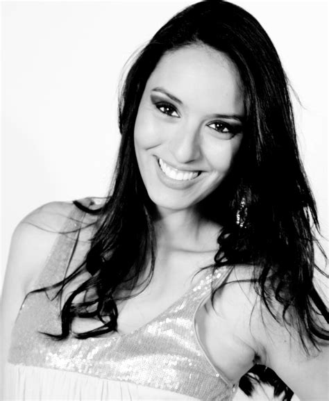 Larissa Carvalho Singer