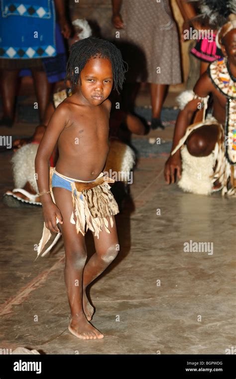 Jahre alten südafrikanischen nackter Zulu junge kid Kleinkind zornig Wut in seiner