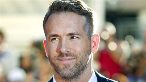 Starring god's perfect idiot ryan reynolds and a bunch of other actors, deadpool is a giddy slice of awesomeness packed with more twists than deadpool's enemies' intestines and more action than. Deadpool: Ryan Reynolds escribe en Twitter y Facebook en ...
