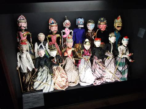 The two most popular are wayang kulit (shadow puppets) and wayang golek (rod puppets) . (Indonesia) Wayang Golek - Rod Puppets / Marionetas de Var ...