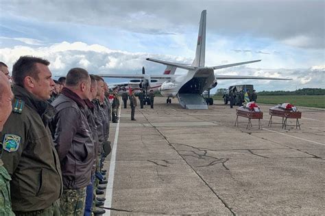 May 24, 2021 · в частности, зачем нужно было разворачивать самолет в минск, а не посадить его, предположим, на ближайшем. Крушение самолета. В Барановичах прощаются с погибшими ...