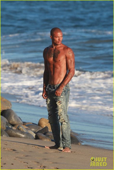 Jeremy Meeks Looks Hot While Posing Shirtless At The Beach Photo Jeremy Meeks