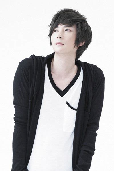 Shin hye sung (신혜성) is a korean pop singer. Shin Hye-Sung (Shinhwa) - AsianWiki