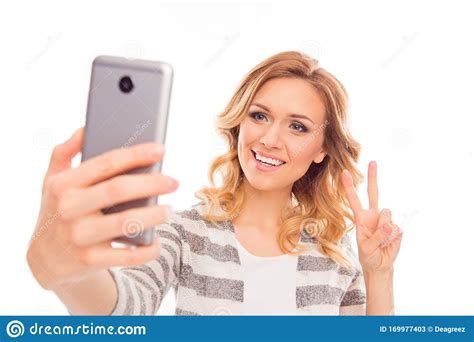 Frau Mit Dem Gelockten Haar Das Selfie Macht Und Zwei Finger Zeigt Stockbild Bild Von