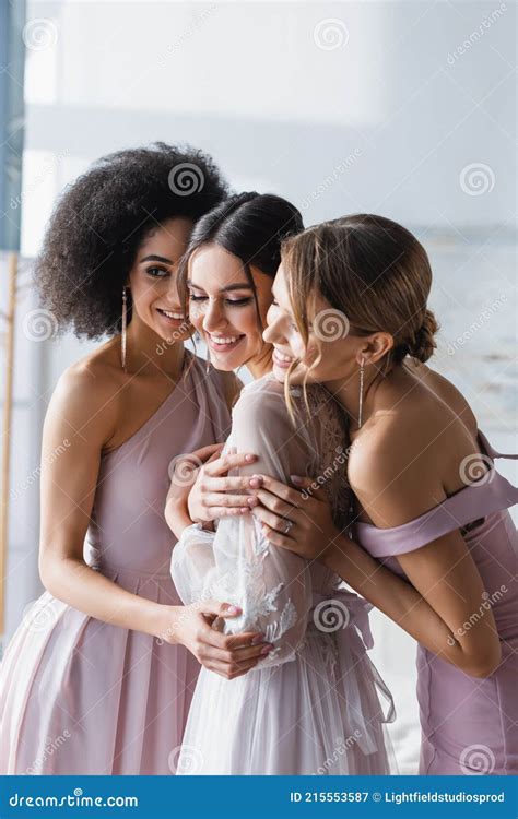 Mujeres Interraciales Felices Abrazando Feliz Novia Imagen De Archivo Imagen De Encantador