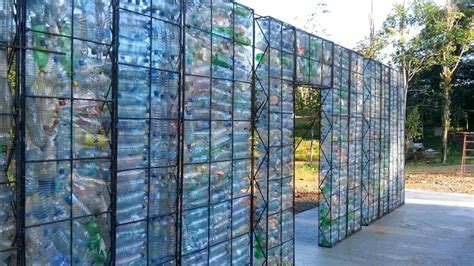 Vivir En Una Casa Construida Con Botellas De Plástico