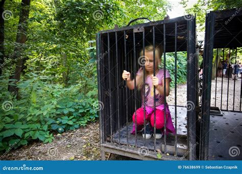 Jeune Fille Dans La Cage Image Stock Image Du Cheveu 76638699