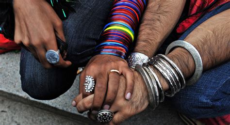 الهند تراجع قانوناً يجرّم المثليين بالجنس