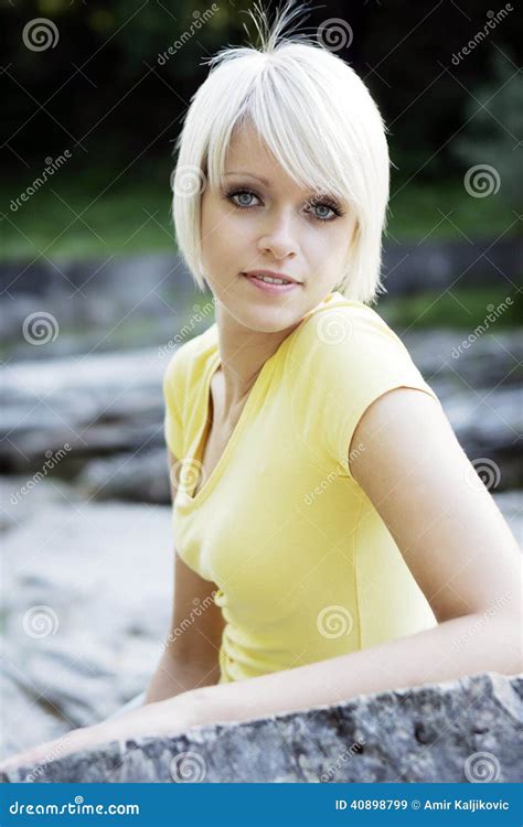 belle jeune femme blonde de pert image stock image du fille languettes 40898799