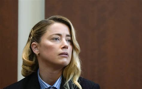 Prozess Von Depp Gegen Ex Frau Amber Heard Im Zeugenstand