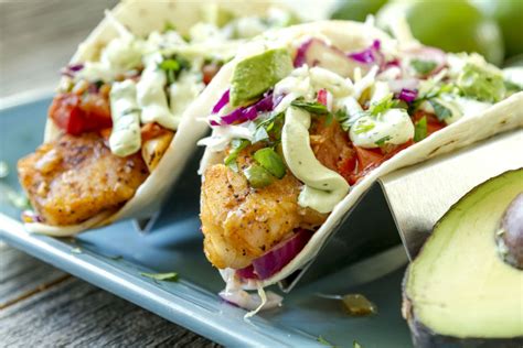 We love fish tacos, but have to cut back on carbs, so this salad completely satisfies fish taco craving. Tacos de pescado empanizado con pico de gallo - Cocina y Vino