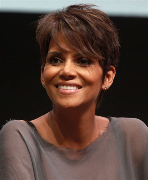This is a genuine life mask of the actress halle berry which was taken for the movie the flintstones. Halle Berry - Wikipedia
