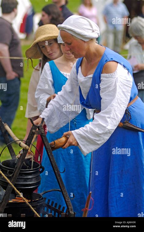 Serving Wench Hi Res Stock Photography And Images Alamy