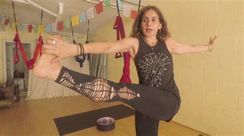 ashtanga yoga en espanol uthita hasta padagustahsana con monica hornung youtube