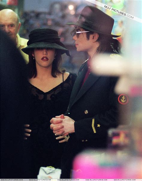 She reveals that on their wedding day in 1994 the king of pop began pressuring her to have a baby. FOTOS Michael Jackson e Lisa Marie fazendo compras em ...