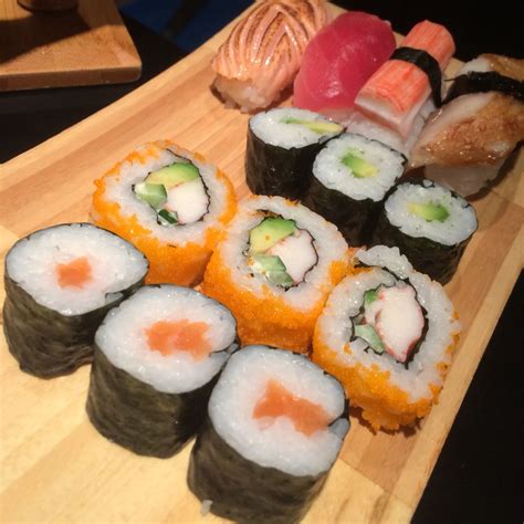 Maki sushi is toasted nori wrapped around vinegared rice and filled with raw seafood and vegetables (this is one of the most common varieties however, there are a wide choice of fillings.) تبصر خزف الدنمارك kappa sushi nigiri ...