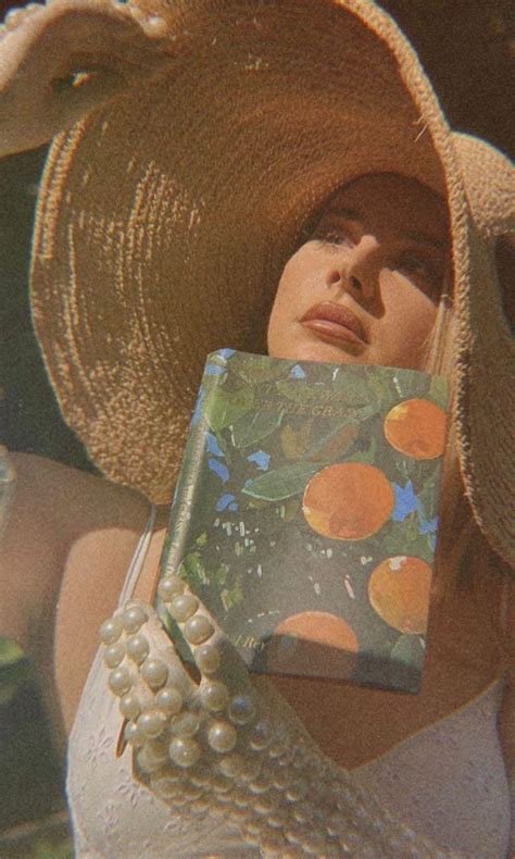 Lana Del Rey Violet Bent Backwards Over The Grass 原文詩集 精裝書籍 質感 夏日 野餐 興趣及遊戲 書本及雜誌 小說和非小說在旋轉拍賣
