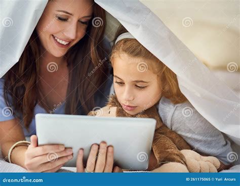 Navegar En La Cama Una Madre Y Su Hija Usando Una Tableta Digital