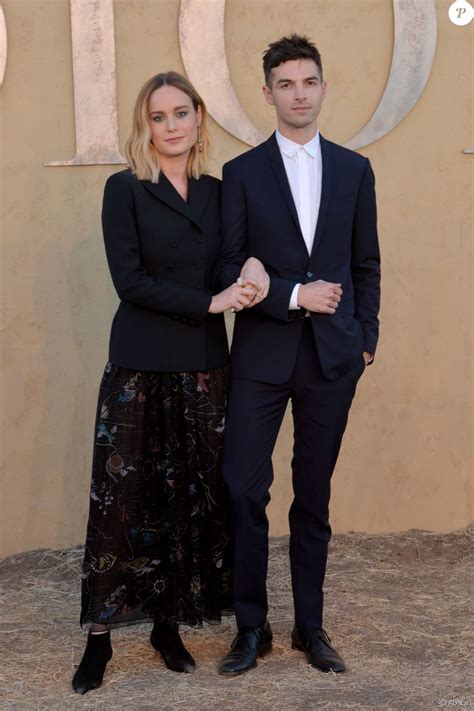 Brie Larson et son fiancé Alex Greenwald assistent au défilé Christian