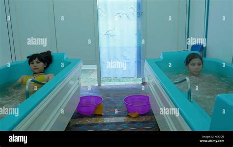 Atractiva Joven Bañarse En Un Baño En Un Spa De Salud Las Niñas Disfrutan De La Piscina Baños